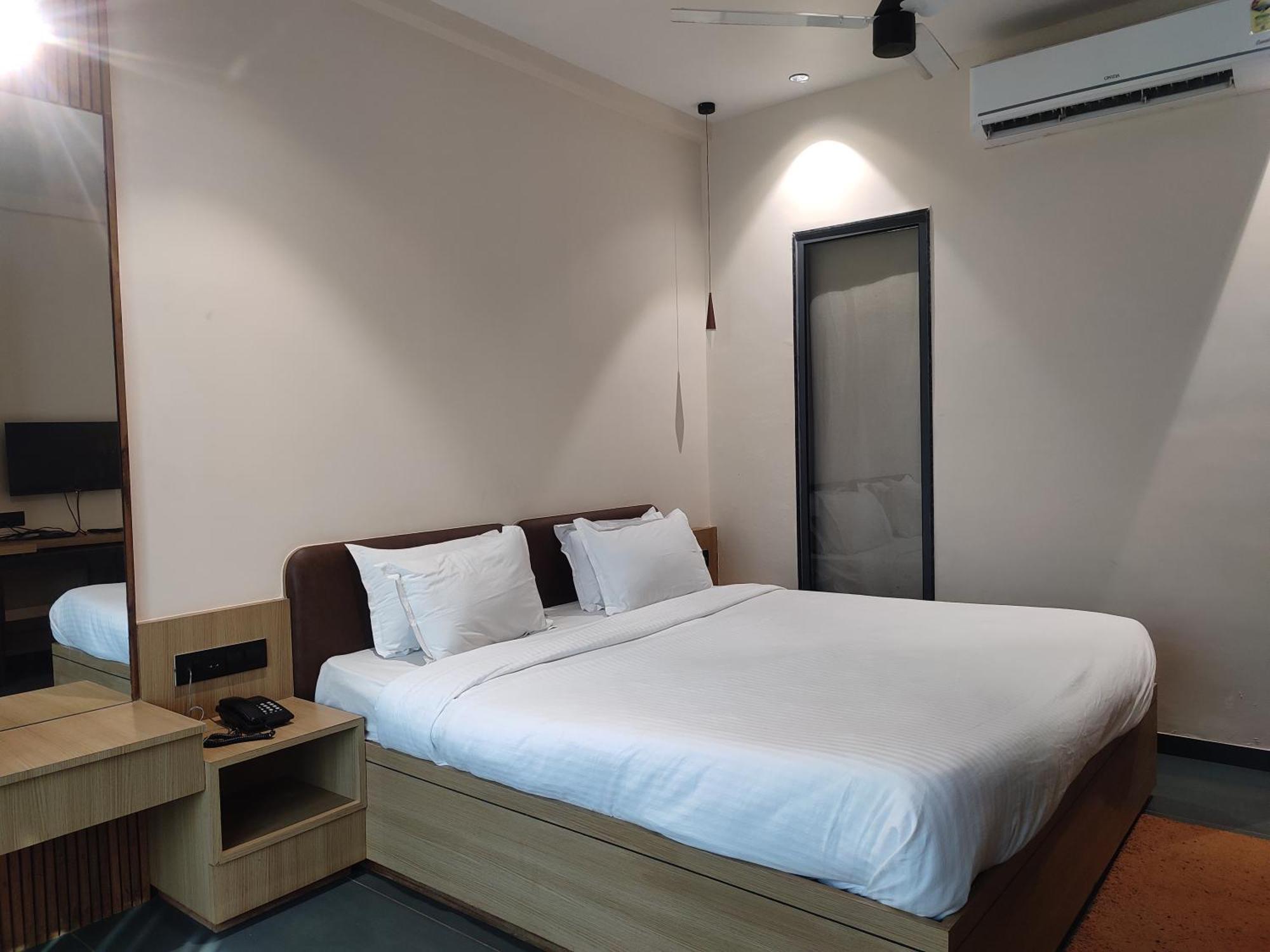 Vits Roccia Hill Resort And Adventure Park, Navapur Songadh Bagian luar foto